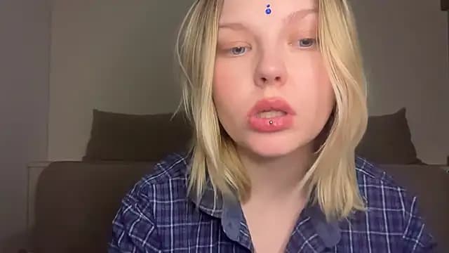 Ophelia_Ritz live cam on Stripchat