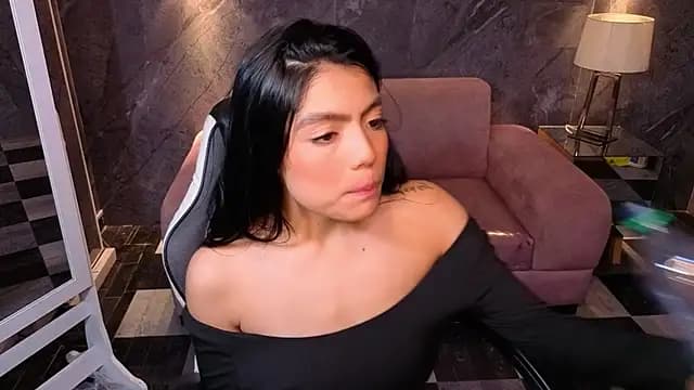 _Charlottee_b live cam on Stripchat