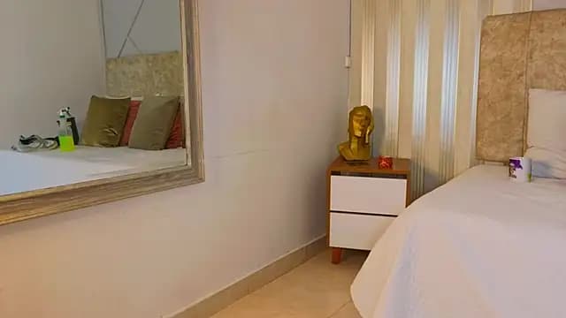 Tayra_Pradit live cam on Stripchat