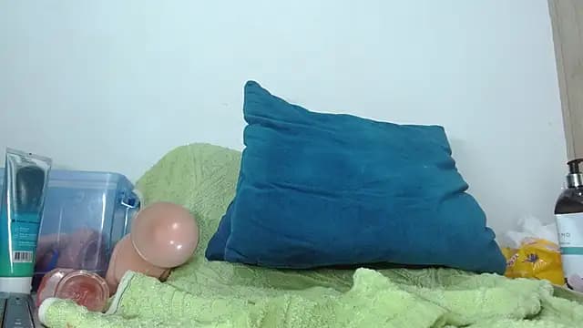 avaleri_cherry live cam on Stripchat