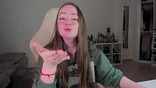 WalkingGirl live cam on Stripchat