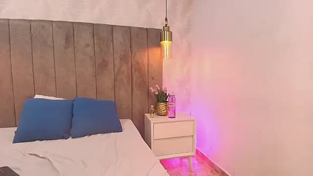 Pocahontas_606 live cam on Stripchat