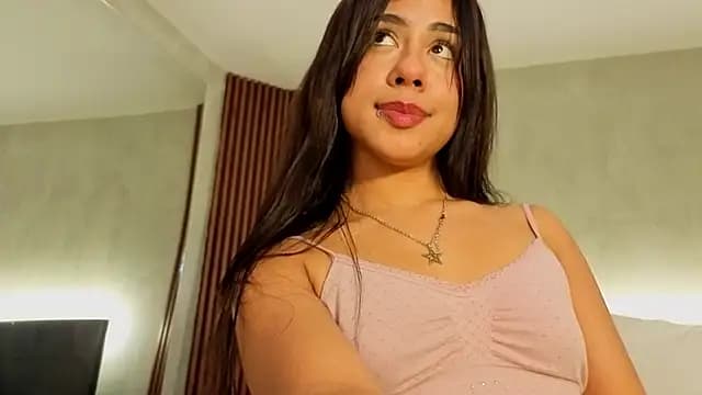 emmi_collinss live cam on Stripchat