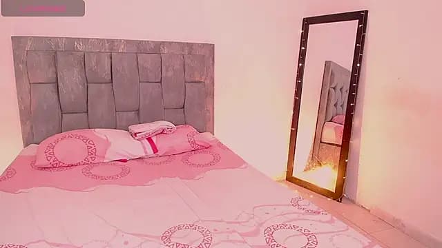 DIANEE_01 live cam on Stripchat