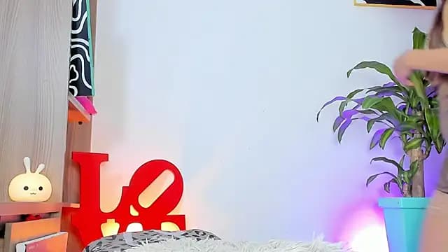 adelarangel live cam on Stripchat