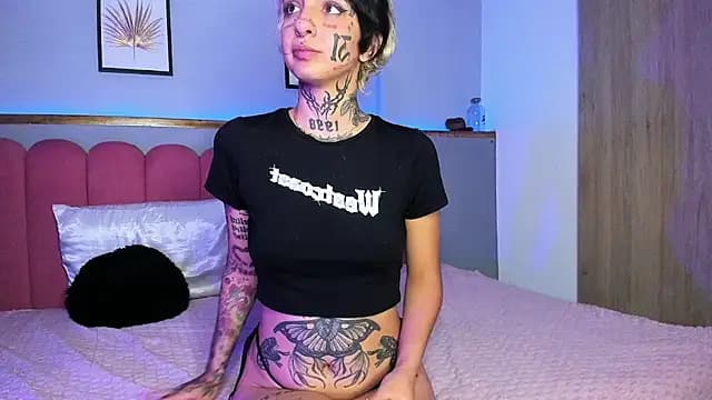 MidnightSinners live cam on Stripchat