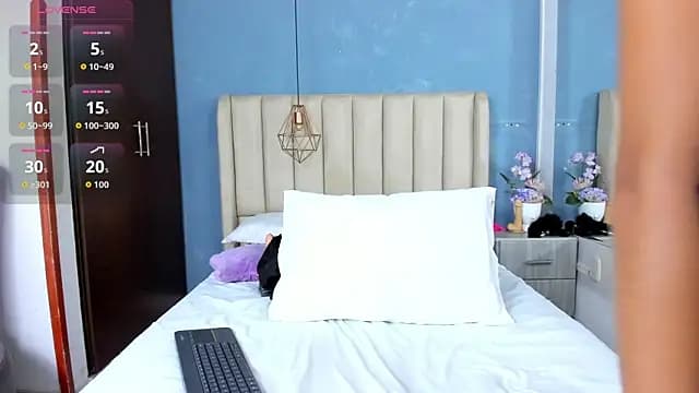 Charlothe_01 live cam on Stripchat