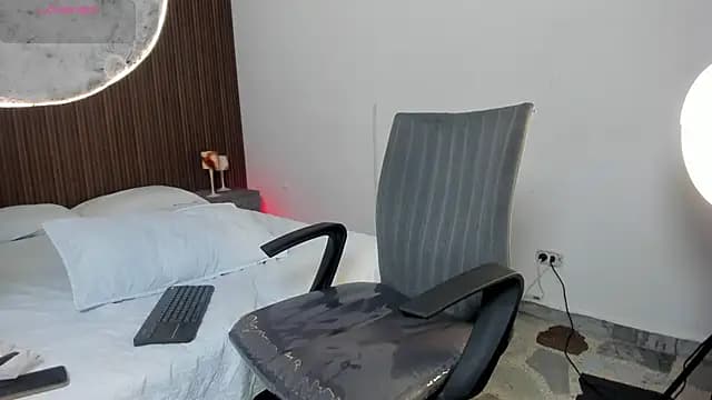 AdharaCruzz_ live cam on Stripchat