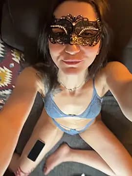 SwissHotLeo live cam on Stripchat