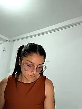 Coralinne__ live cam on Stripchat