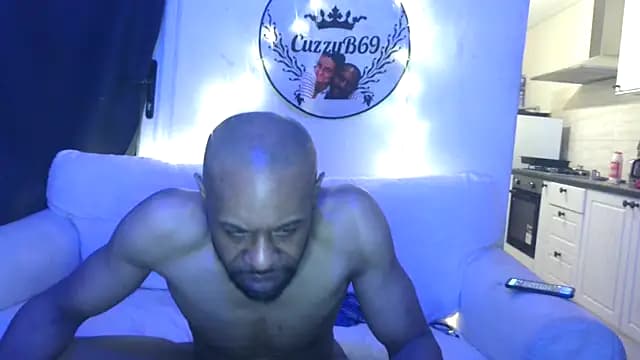 CuzzyB69 live cam on Stripchat