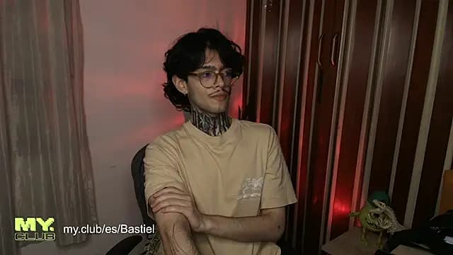 Bastiel_ live cam on Stripchat