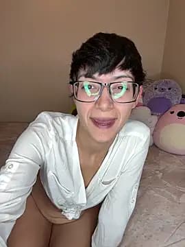 FaiiryArii live cam on Stripchat