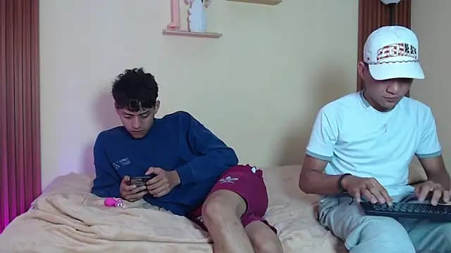 TwoHotTrouble_ live cam