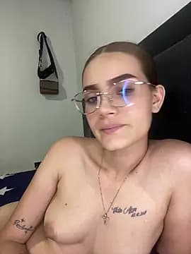 isabella-hot12 live cam on Stripchat