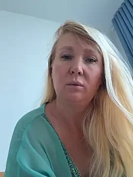 EmmaInLove23 live cam on Stripchat