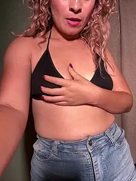 AriBeautiful live cam on Stripchat