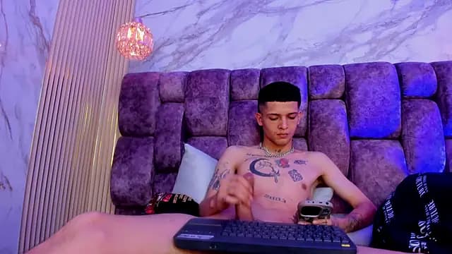 CharlotteandTaylorr live cam on Stripchat