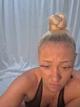 SallyCumLaude live cam on Stripchat