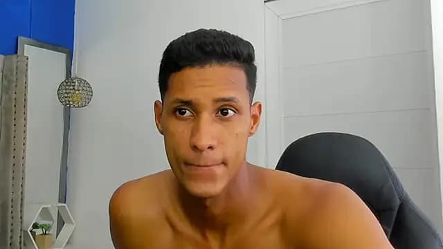 tom_strong1 live cam on Stripchat