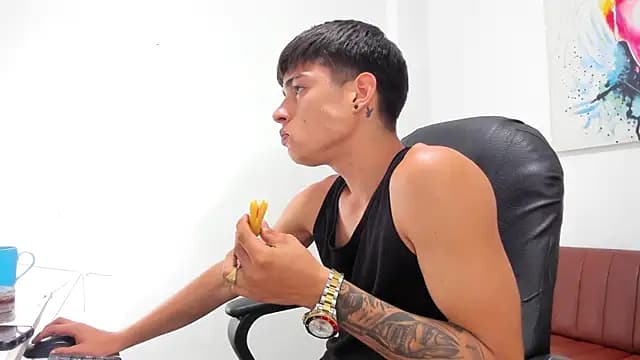 Thebestboyhot live cam on Stripchat