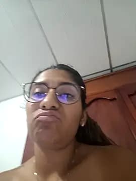 Sofythom1 live cam on Stripchat