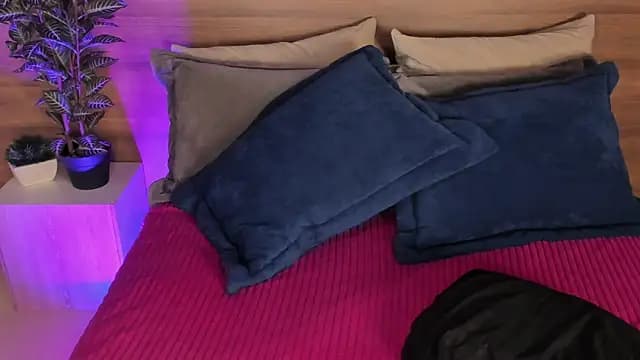 MiaKay1 live cam on Stripchat