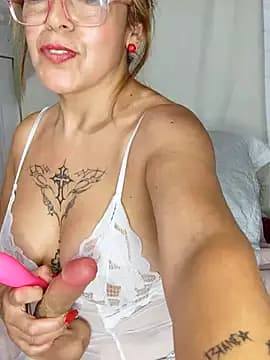 Gatithaaa live cam on Stripchat