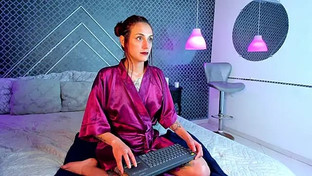 Anne_bh live cam on Stripchat