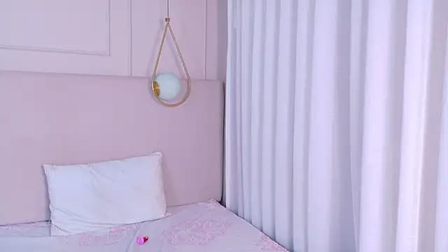 ThalianaRosse live cam on Stripchat