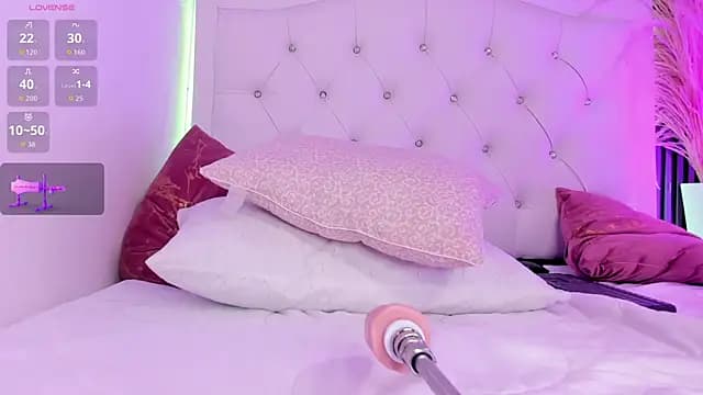 kitty_bluuee live cam on Stripchat