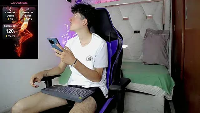 johnny_cagee live cam on Stripchat