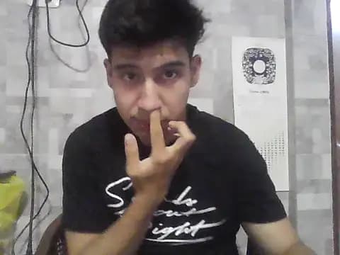 Twinksecret_ live cam on Stripchat