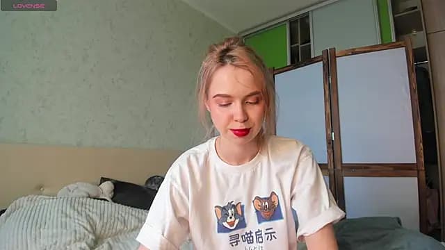 GlitchyDolly live cam