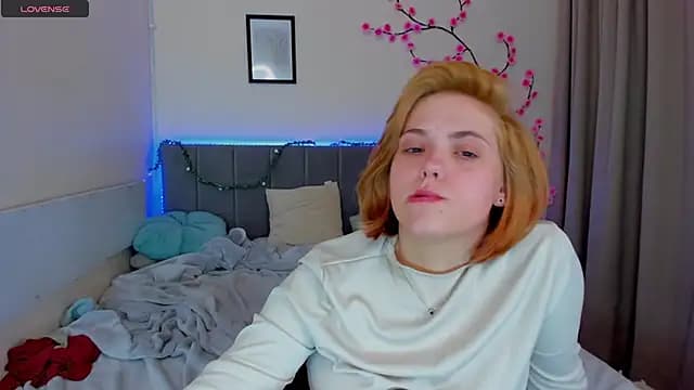 DellaRows live cam on Stripchat