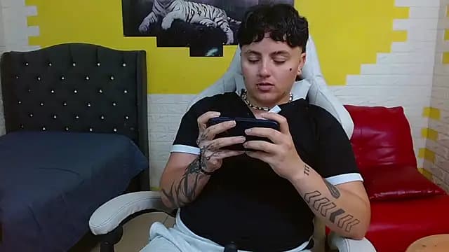 isabeautyx19 live cam on Stripchat