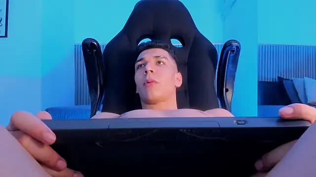 ApoloJackson1 live cam on Stripchat