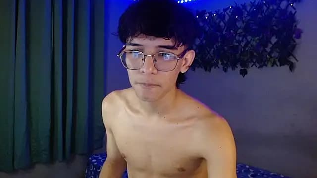 noah_millerx live cam on Stripchat