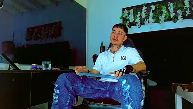 HannibalLester live cam on Stripchat