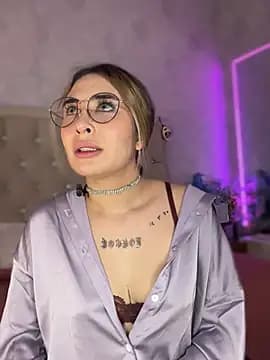 nini_love01 live cam on Stripchat