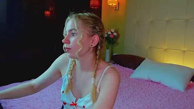 Linda__Bloom live cam on Stripchat