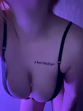 KellyMoors live cam on Stripchat