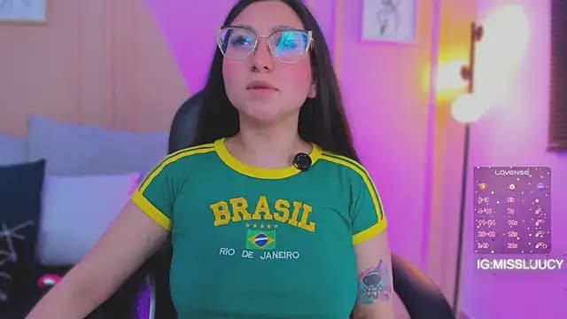 lucy_neil live cam on Stripchat