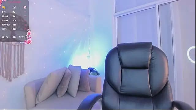 Ginni_charlotte live cam on Stripchat