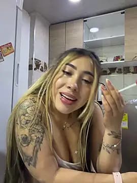 ManuelaVeeleez live cam on Stripchat