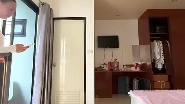 kamila_18_french live cam on Stripchat