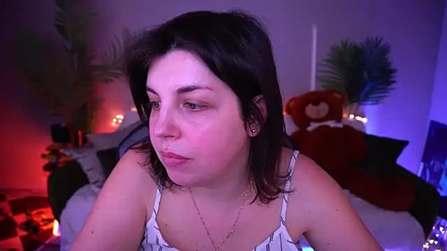 MirandaWong live cam on Stripchat