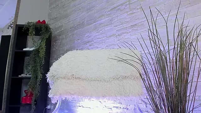 Ivorym00n live cam on Stripchat