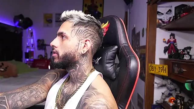 logan_hugh8 live cam on Stripchat