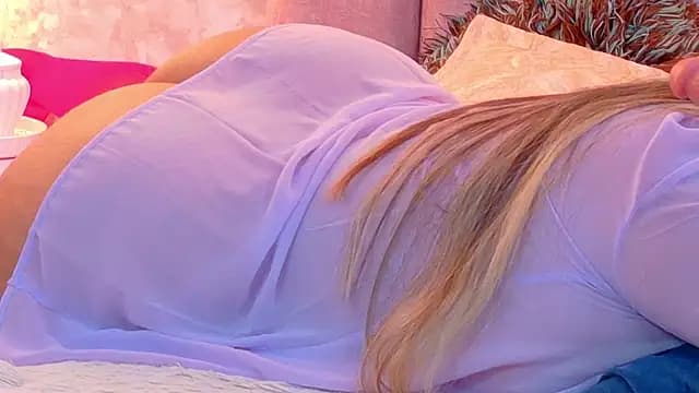 MiaLaurents live cam on Stripchat